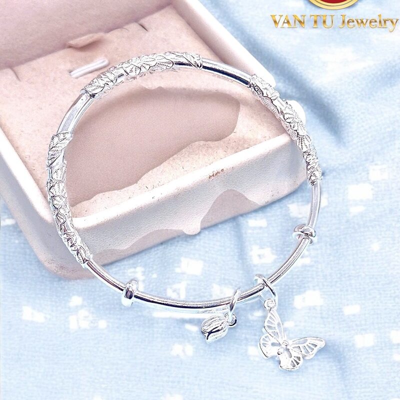 Vòng bạc nữ chạm hoa cúc kết hợp charm (Chất liệu bạc S99)